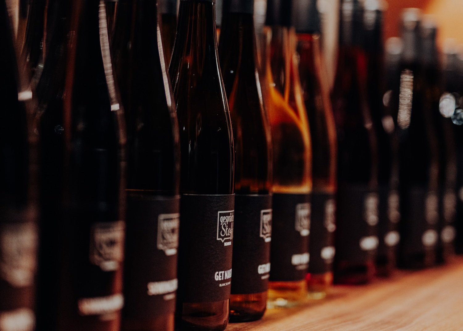 Weinregal mit mehreren Flaschen