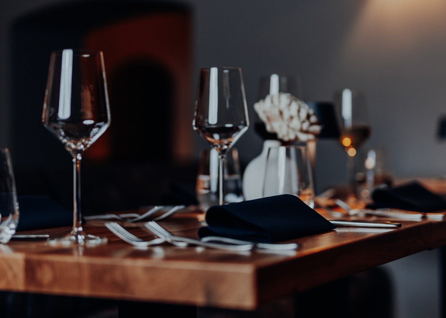 Weinbar Tische mit Gläsern