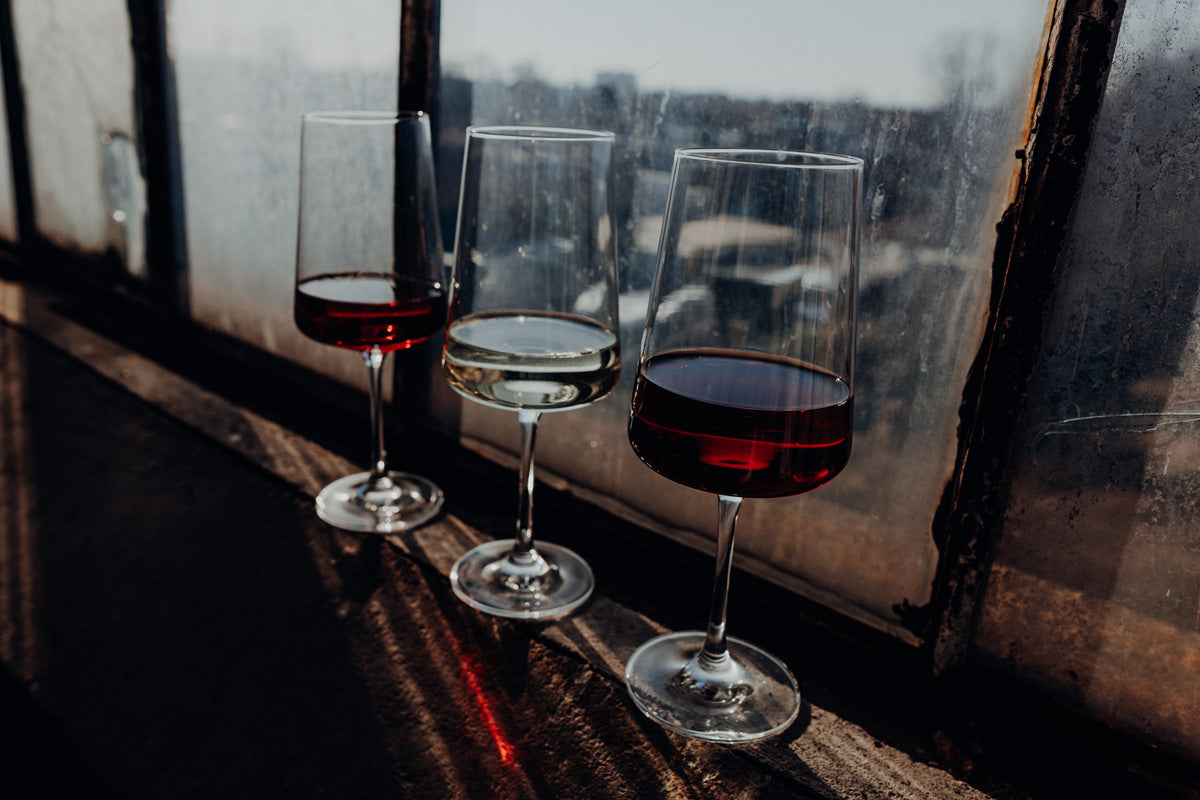 Drei gefüllte Gläser mit verschiedenen Weinen