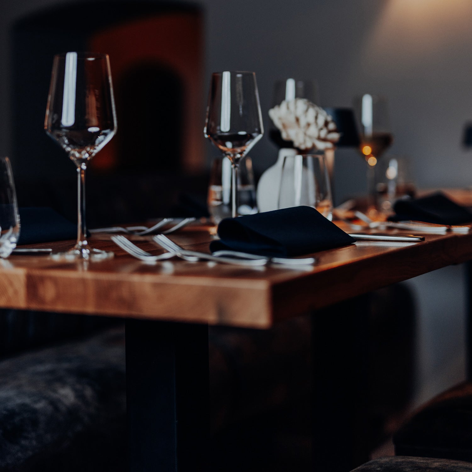 Weinbar mit verschiedenen Gläsern